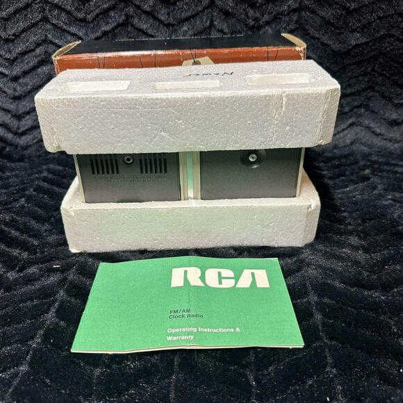 RCA Travel Clock Radio "The Million Miler" Model RZS321A Solid State Aspen Blue - Picture 12 of 16